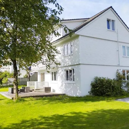 Women Only - Guestroom In Centre Of Town *